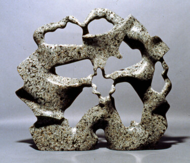 Sculptuur getiteld "Mystic Flower, stud…" door Robert Winslow, Origineel Kunstwerk, Steen