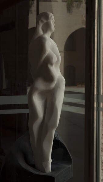 Sculptuur getiteld "NATHALIE TRE(EVA)" door Roberto Tagliazucchi, Origineel Kunstwerk, Steen