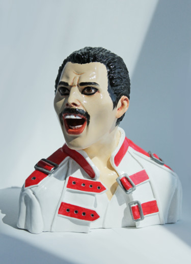 Sculptuur getiteld "Freddie Mercury in…" door Rock Portraits By Larisa Churkina, Origineel Kunstwerk, Gietwerk