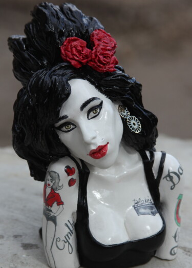 Sculptuur getiteld "White Amy Winehouse…" door Rock Portraits By Larisa Churkina, Origineel Kunstwerk, Gietwerk