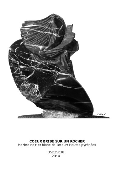 Scultura intitolato "CŒUR BRISE SUR UN R…" da Roger Gicquel, Opera d'arte originale, Pietra
