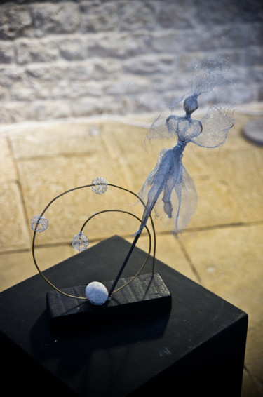 Sculpture intitulée "Danse sur la comète" par Marierf, Œuvre d'art originale, Métaux
