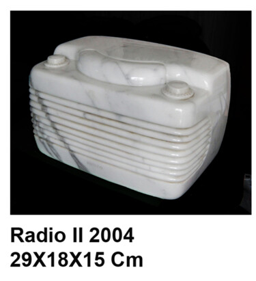 제목이 "RADIO II"인 조형물 Roland Baladi로, 원작, 돌