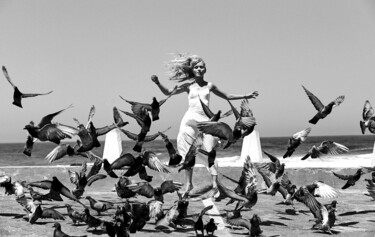 Fotografia intitulada "Alice and the Birds" por Romy Maxime, Obras de arte originais, Fotografia digital