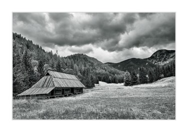 Photographie intitulée "Szałas na polanie" par Ryszard Stelmachowicz, Œuvre d'art originale, Photographie non manipulée