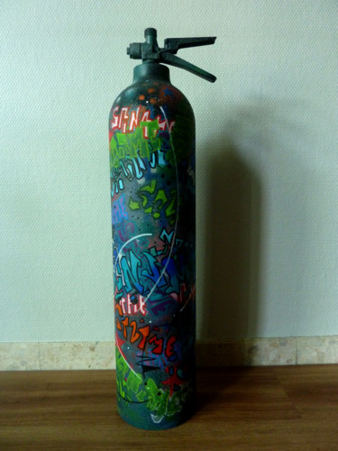 Скульптура под названием "Extincteur muti tag" - Saname, Подлинное произведение искусства, Рисунок распылителем краски