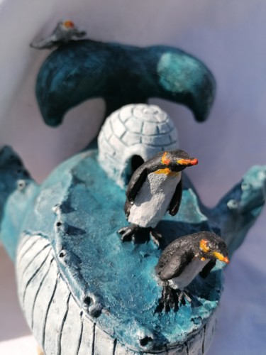 Sculpture titled "Les pingouins" by Sandrine De Zorzi, Original Artwork, Clay