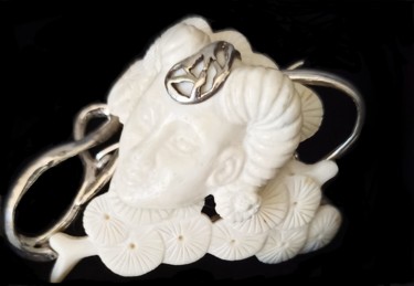 Design getiteld "Ivory Cameo Brooch" door Sapir Gelman, Origineel Kunstwerk, Juwelen