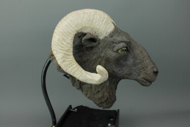 Escultura intitulada "Ouessant Ram's head" por Sara Grace Wevill, Obras de arte originais, Cerâmica