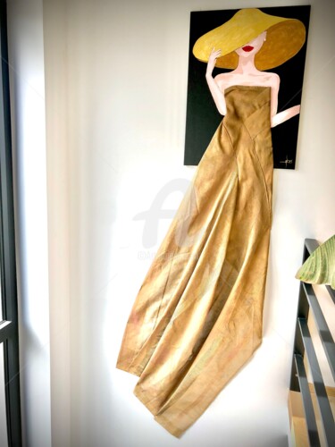 Textilkunst mit dem Titel "Dress dorée" von Sarah Houry, Original-Kunstwerk, Stoff Auf Keilrahmen aus Holz montiert