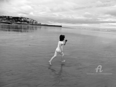 Fotografía titulada "Running on the beach" por Sarah Leseigneur, Obra de arte original, Fotografía digital