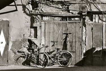 Fotografia intitolato ""My bicycle in Marr…" da Sarasvati Devi, Opera d'arte originale, Fotografia non manipolata