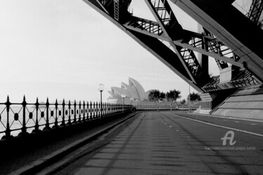 Фотография под названием "Sydney Opera House…" - Scott Gregory Banner, Подлинное произведение искусства, Пленочная фотография
