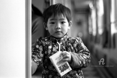 Fotografia zatytułowany „Boy holding a drink…” autorstwa Scott Gregory Banner, Oryginalna praca, Fotografia filmowa