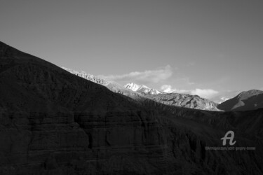 Fotografie getiteld "Cliff-face and moun…" door Scott Gregory Banner, Origineel Kunstwerk, Digitale fotografie