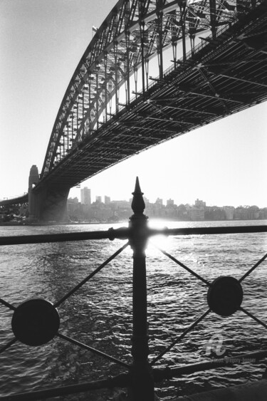 Fotografie getiteld "Sydney Harbour Brid…" door Scott Gregory Banner, Origineel Kunstwerk, Film fotografie