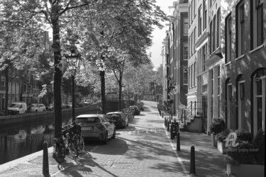 Фотография под названием "Sunlit street - Ams…" - Scott Gregory Banner, Подлинное произведение искусства, Цифровая фотография