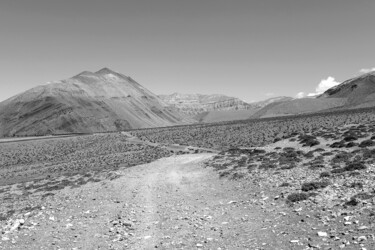 Fotografia intitolato "Dirt road and hills…" da Scott Gregory Banner, Opera d'arte originale, Fotografia digitale