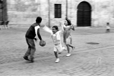 제목이 "Three children play…"인 사진 Scott Gregory Banner로, 원작, 아날로그 사진