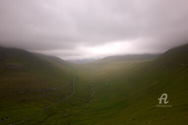 Fotografia intitolato "Mountain valley and…" da Scott Gregory Banner, Opera d'arte originale, Fotografia digitale