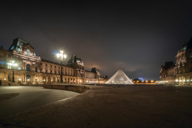 「Le Louvre」というタイトルの写真撮影 Sebastien Pouteauによって, オリジナルのアートワーク, デジタル アルミニウムにマウント