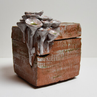 Sculpture intitulée "Casket with Snail" par Sergey Sovkov, Œuvre d'art originale, Céramique