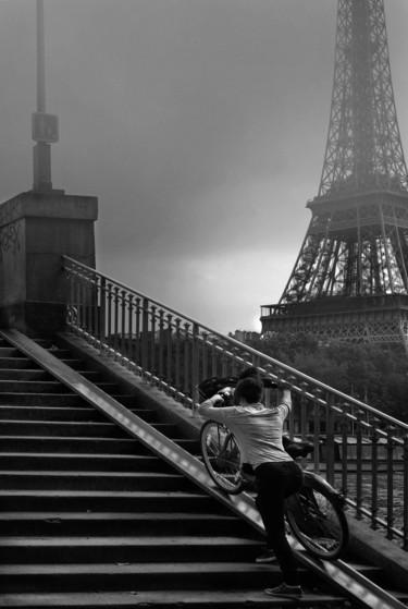 Φωτογραφία με τίτλο "Eiffel, everyday" από Sol Marrades, Αυθεντικά έργα τέχνης, Φωτογραφική ταινία