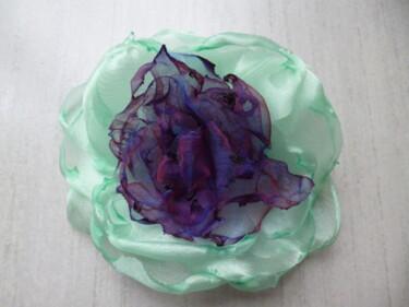 设计 标题为“Broche fleur "Blue…” 由Sylvie Moussier (La tête en fête), 原创艺术品, 胸针