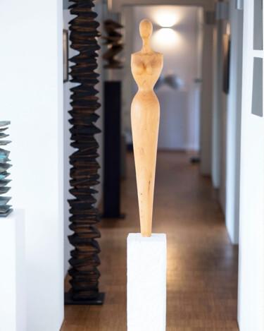 Skulptur mit dem Titel "Dame 2002" von Sylvio Eisl, Original-Kunstwerk, Holz