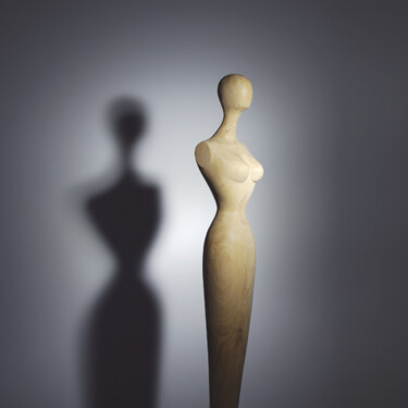 Skulptur mit dem Titel "dame" von Sylvio Eisl, Original-Kunstwerk, Holz