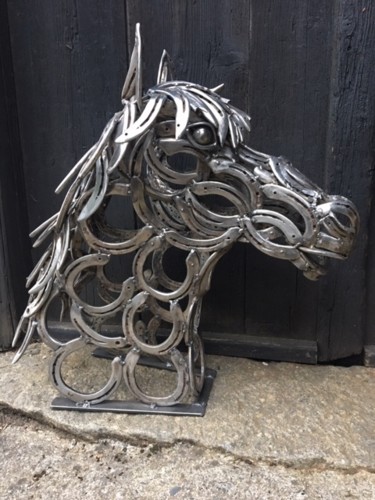 Sculptures, tête de cheval en fers à cheval, sculptures en métal, bois et  outils recyclés
