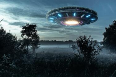 Коллажи под названием "UFO, an alien plate…" - Tony Rubino, Подлинное произведение искусства, Коллажи Установлен на Деревянн…