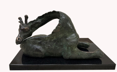 Sculpture intitulée "Resting giraffe" par Kristof Toth, Œuvre d'art originale, Bronze