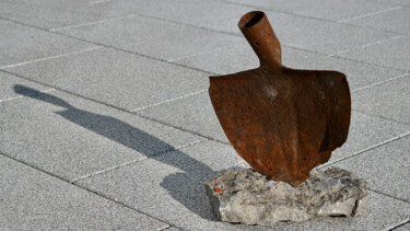 Sculpture titled "Auf der Suche nach…" by Ulrich Ernst Nievergelt, Original Artwork, Metals
