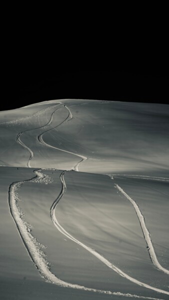 Fotografía titulada "Lines in the snow" por Ulrich Ernst Nievergelt, Obra de arte original, Fotografía digital