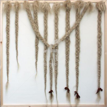 Scultura intitolato "braids-in-love" da Ursula Daeppen (La Orsa), Opera d'arte originale, Legno