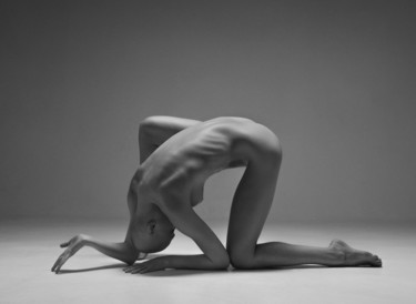 Photographie intitulée "Obeisance" par Vadim Stein, Œuvre d'art originale, Photographie argentique