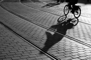 Fotografia intitulada "cycliste-et-rails.j…" por Valery Trillaud, Obras de arte originais