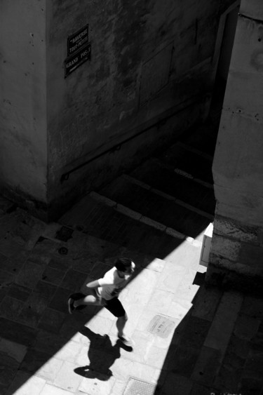 Photographie intitulée "scene-de-rue-grasse…" par Valery Trillaud, Œuvre d'art originale