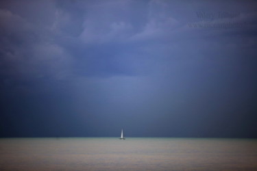 Photographie intitulée "Perdu sur les flots" par Valery Trillaud, Œuvre d'art originale