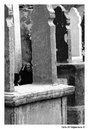 Fotografia intitolato "donne tra tombe" da Carlo Di Valguarnera, Opera d'arte originale