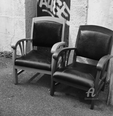 Photographie intitulée "Street chairs" par Vedesty, Œuvre d'art originale, Photographie numérique