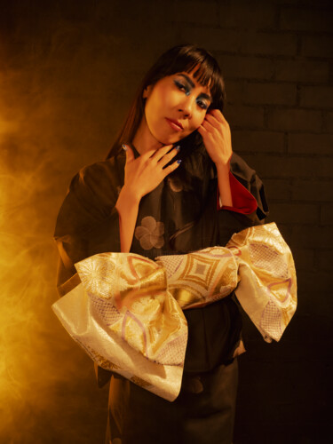 「Kimono y Obi」というタイトルの写真撮影 Víctor Vivesによって, オリジナルのアートワーク, デジタル