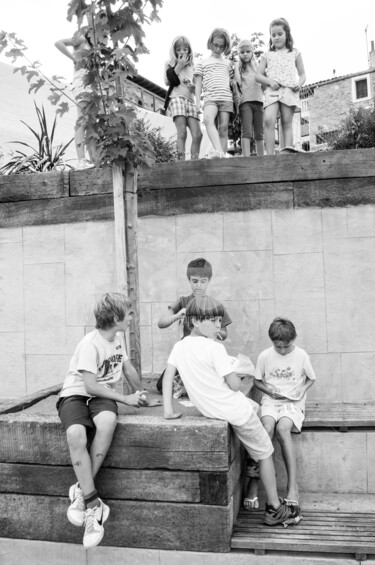 Photographie intitulée "Filles et garçons" par Victor García, Œuvre d'art originale