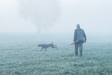 Fotografia intitulada "Hunter with his dog" por Vincenzo Izzo, Obras de arte originais, Fotografia digital