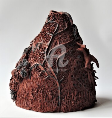 Sculpture titled "Rocher rouge oiseau" by Viviane Thelen, Original Artwork, Ceramics