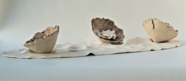 Sculpture titled "Plat seins fleurs 2" by Viviane Thelen, Original Artwork, Ceramics