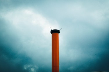 Fotografia intitolato "A red chimney" da Thècle, Opera d'arte originale