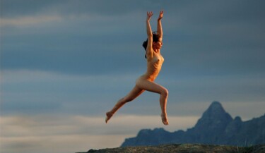 Фотография под названием "Valeria High Jump" - Walter Bosque, Подлинное произведение искусства, Цифровая фотография