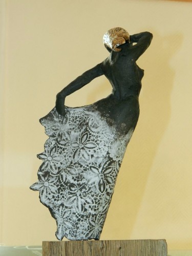 Sculptuur getiteld "Dressée entre la lu…" door Xavier Besson, Origineel Kunstwerk, Keramiek